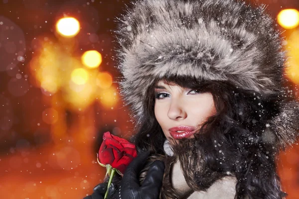 Nő az éjszakai város gazdaság piros rózsa. Valentin-nap-koncepció — Stock Fotó