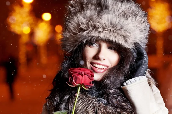 Kırmızı gül tutan gece şehirde kadın. Sevgililer günü kavramı — Stok fotoğraf
