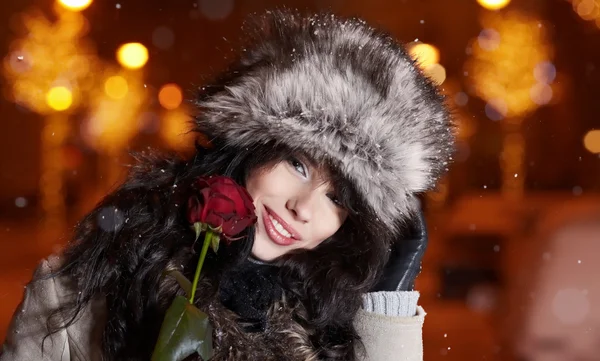 Vrouw in nacht stad houden rode roos. Aftelkalender voor Valentijnsdag concept — Stockfoto
