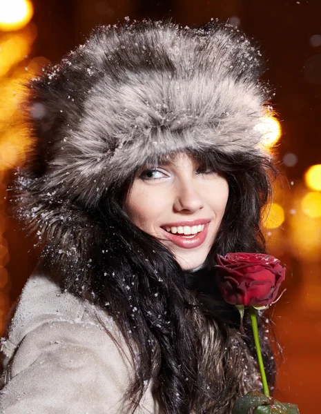 夜市では赤のバラを保持している女性。バレンタインデーのコンセプト — ストック写真