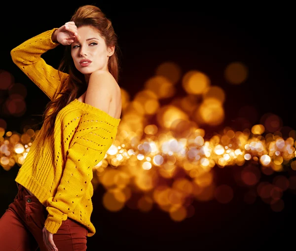 Modelka v Podzimní/zimní oblečení pózuje v ateliéru — Stock fotografie