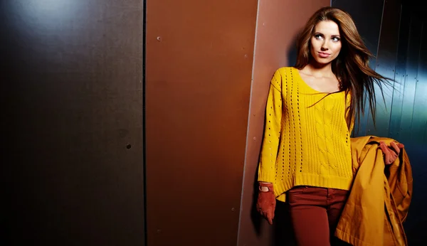 Jonge mode vrouw in herfst kleur — Stockfoto
