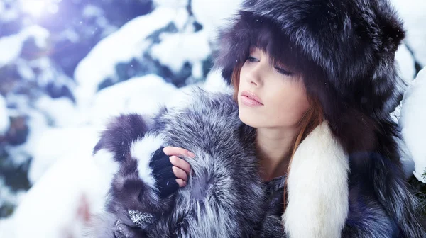 Зимняя дикая женщина на снегу — стоковое фото