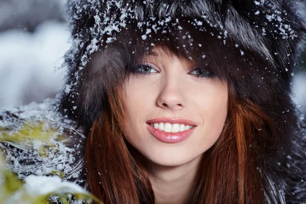 Winter wilde Frau auf Schnee — Stockfoto