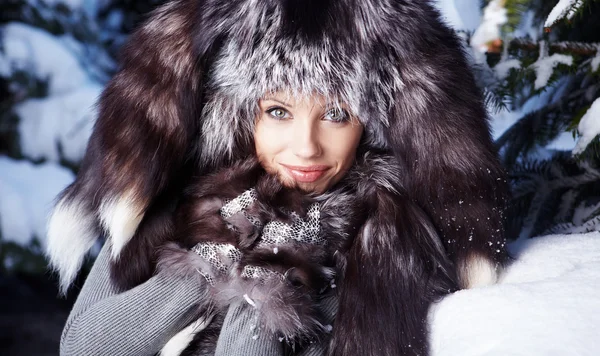 Vintern vild kvinna på snö — Stockfoto