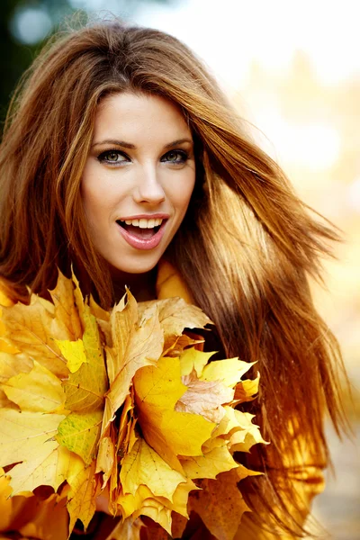 Красива елегантна жінка стоїть в парку восени — стокове фото