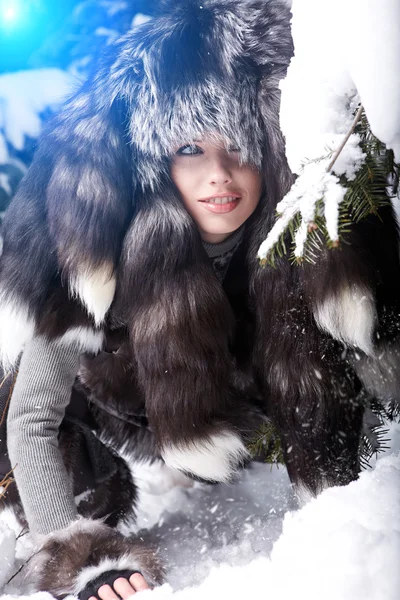 Mujer de moda en piel de invierno — Foto de Stock