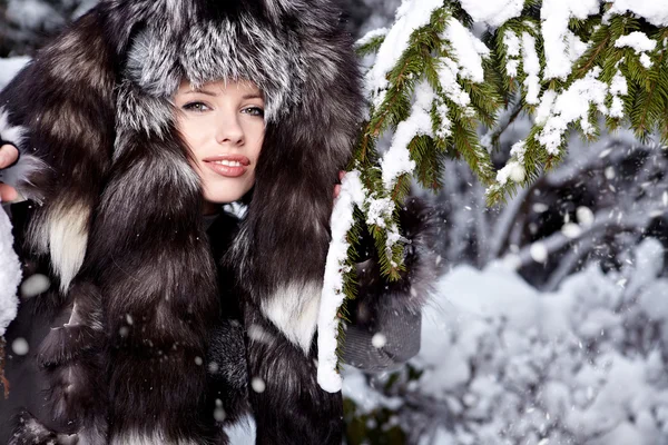 Mode kvinna i vinter päls — Stockfoto