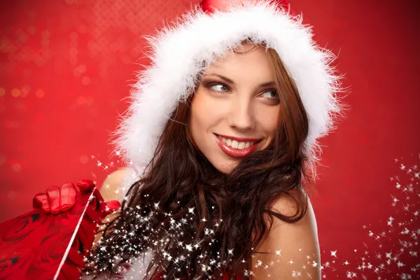 Happyl mladá žena s Vánoční dárková krabička — Stock fotografie