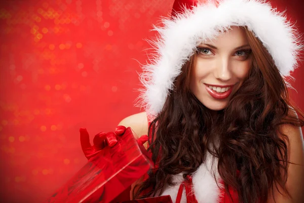 Mujer joven Happyl con caja de regalo de Navidad —  Fotos de Stock