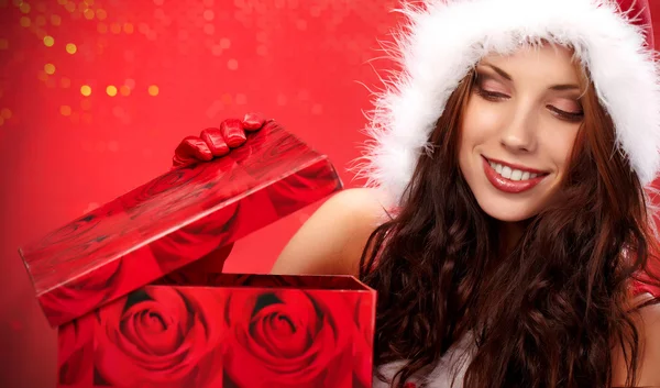 Happyl fiatal nő karácsonyi ajándék doboz — Stock Fotó