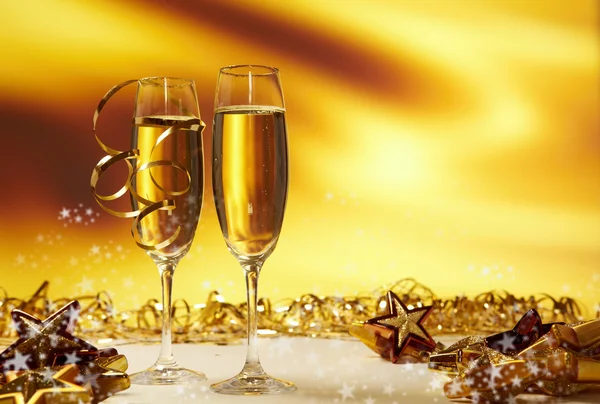 Champagneglazen klaar om te brengen in het nieuwe jaar — Stockfoto