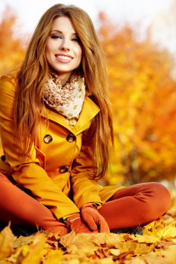 yapraklar üzerinde yalan ve gülümseyen bir sonbahar bir kadın portresi