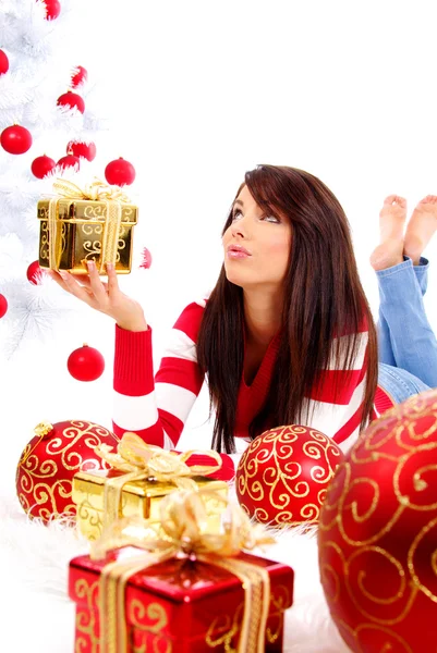 Beautiful girl with gift box next to white christmas tree — Stock Photo, Image