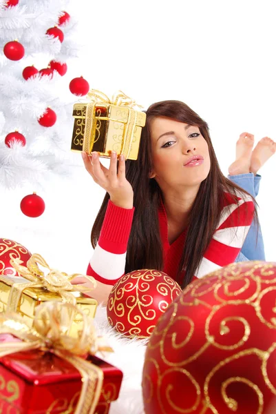 Belle fille avec boîte cadeau à côté de l'arbre de Noël blanc — Photo