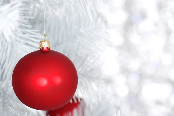Röda bollar - Juldekoration på silver bokeh — Stockfoto