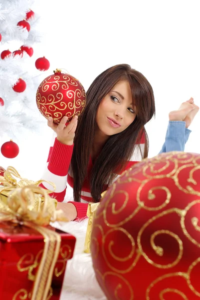 Schönes Mädchen mit Geschenkbox neben weißem Weihnachtsbaum — Stockfoto