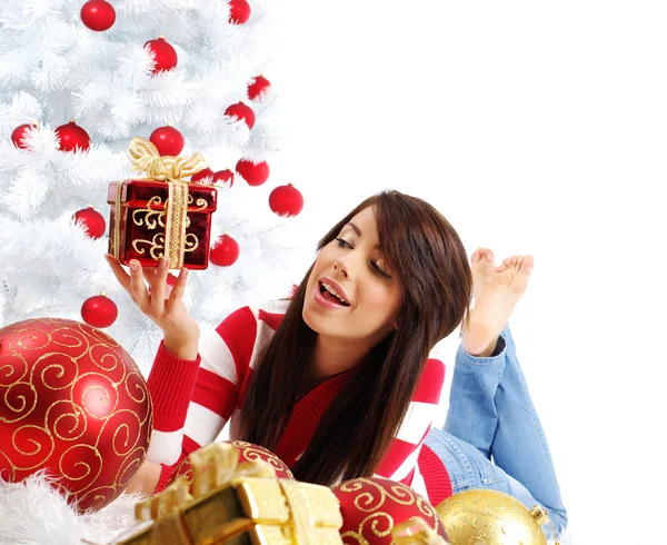 Vacker flicka med gåva rutan bredvid vit julgran — Stockfoto