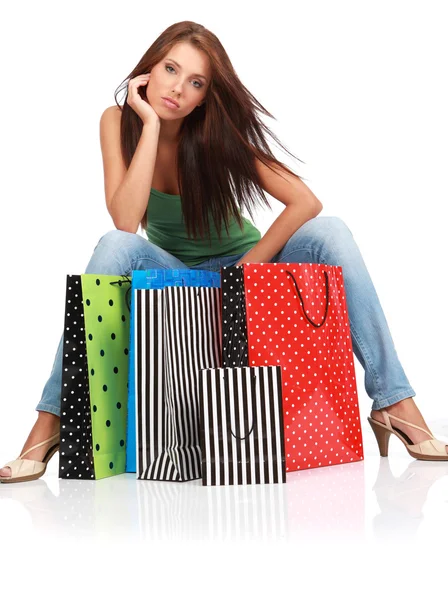 Mulher com sacos de compras coloridos em sua mão — Fotografia de Stock