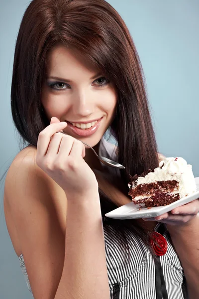 Η όμορφη νεαρή γυναίκα να φάει ένα κομμάτι του ένα γλυκό τούρτα — Φωτογραφία Αρχείου