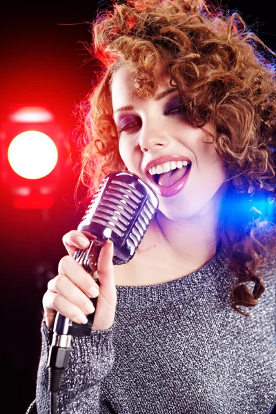 Estrella del rock.Sexy Girl cantando en micrófono retro — Foto de Stock