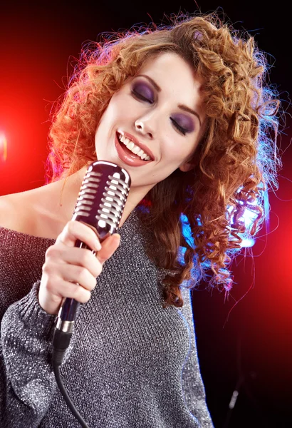 Rock star.Sexy Girl cantando no microfone retro — Fotografia de Stock
