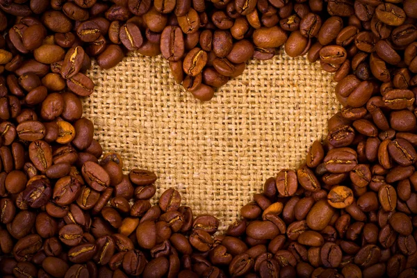 Форма сердца, созданная из кофейных зерен — стоковое фото