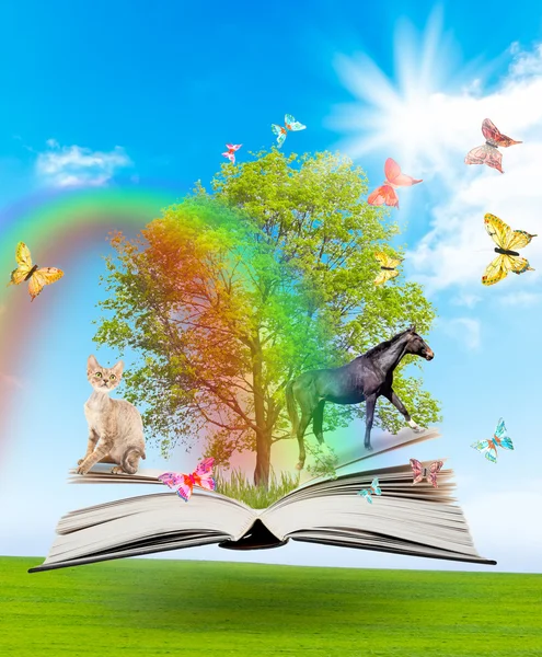 Zauberbuch mit grünem Baum und unterschiedlichen Tieren — Stockfoto