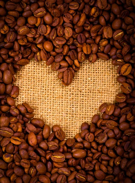 커피 콩으로 만든 하트 모양 — 스톡 사진