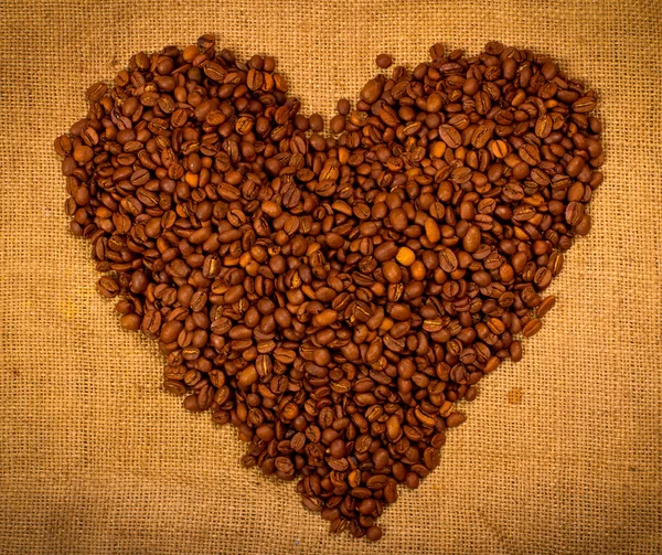 Kahve çekirdekleri ile oluşturulmuş kalp şekli — Stok fotoğraf