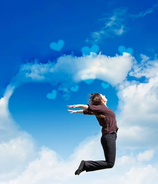 Meisje sprong op de achtergrond van de bewolkte hemel — Stockfoto