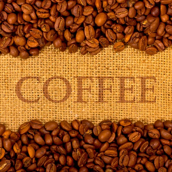 Κόκκοι του καφέ στο παρασκήνιο λινάτσα — Φωτογραφία Αρχείου