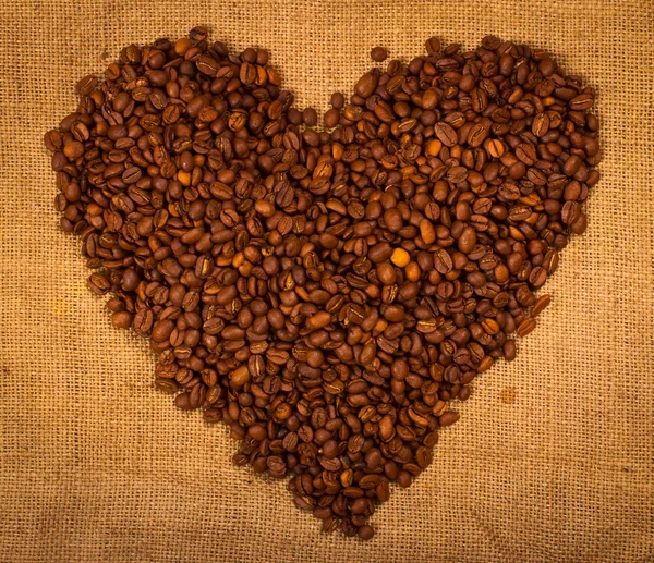 Kahve çekirdekleri ile oluşturulmuş kalp şekli — Stok fotoğraf
