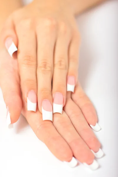 Belle mani femminili con manicure francese — Foto Stock