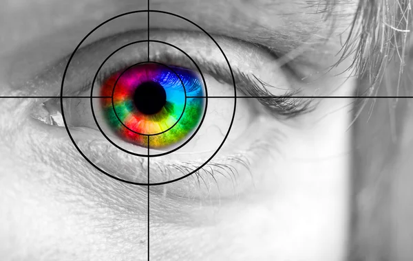 Το μάτι του ανθρώπου πολύχρωμα και ο στόχος — Φωτογραφία Αρχείου
