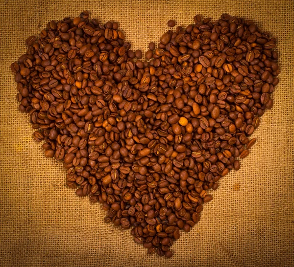 Форма серця, створена з кавових зерен — стокове фото