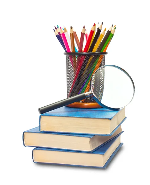 Het boek, potloden en vergrootglas — Stockfoto