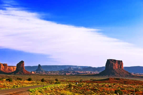 Soirée ensoleillée à Monument Valley. Arizona . — Photo