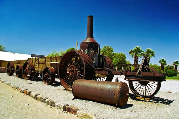 Een oude wagen in de death valley. Californië — Stockfoto