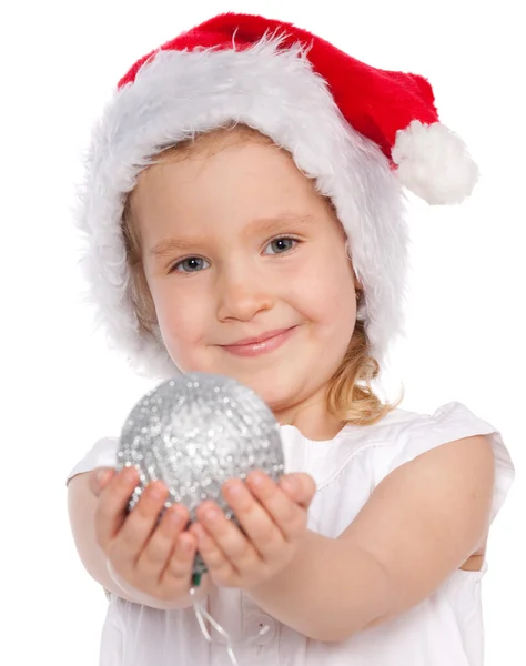 Маленька дівчинка з різдвяним м'ячем — стокове фото