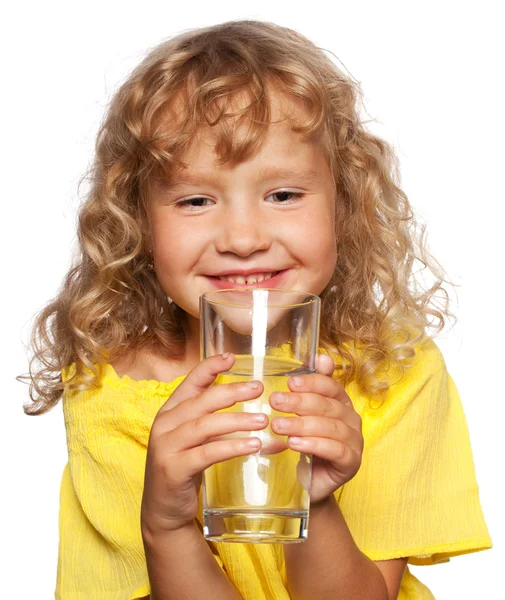 Criança com um copo de água — Fotografia de Stock
