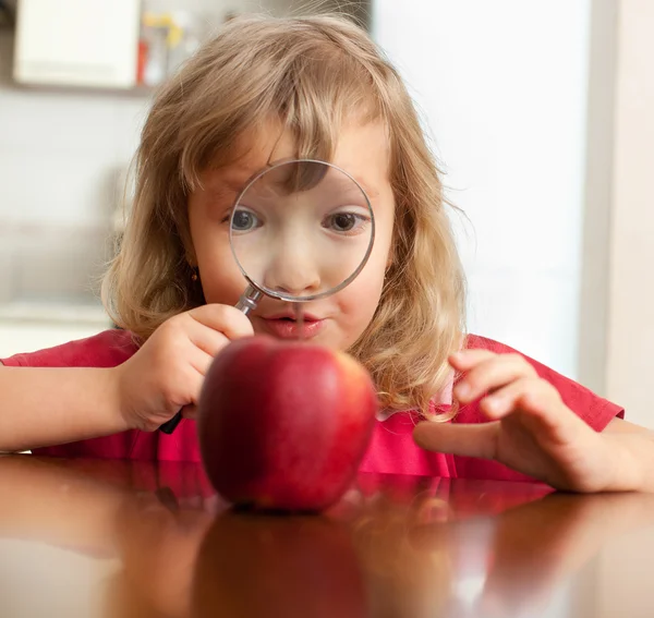 Dítě se zvažuje lupu apple — Stock fotografie