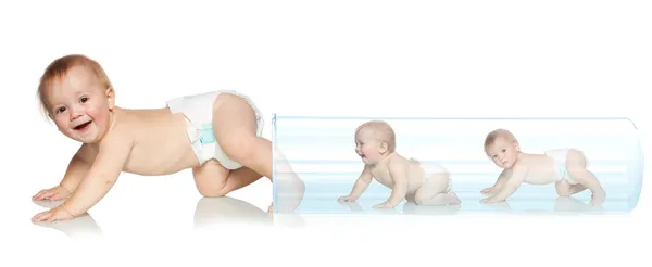 Bebê saindo do tubo — Fotografia de Stock