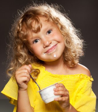Yoğurt yiyen küçük kız.