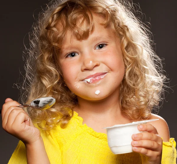 Kleines Mädchen isst Joghurt — Stockfoto