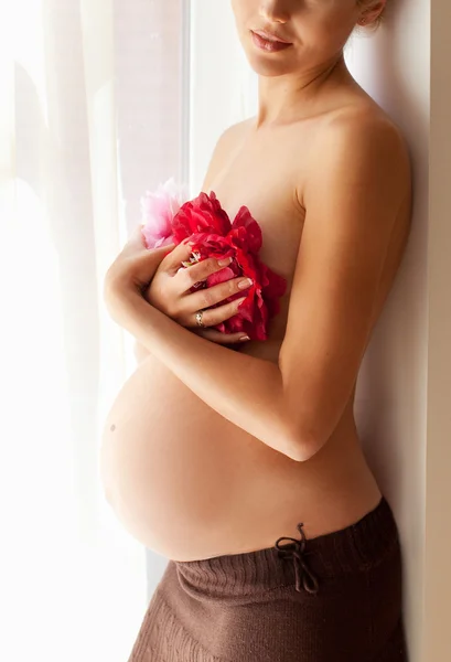 Kobieta w ciąży w pobliżu okna — Zdjęcie stockowe