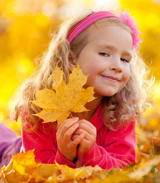 Gelukkig meisje in de herfst park — Stockfoto