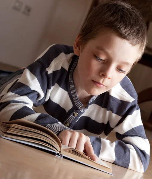 Boy reeding book — Stock Photo, Image