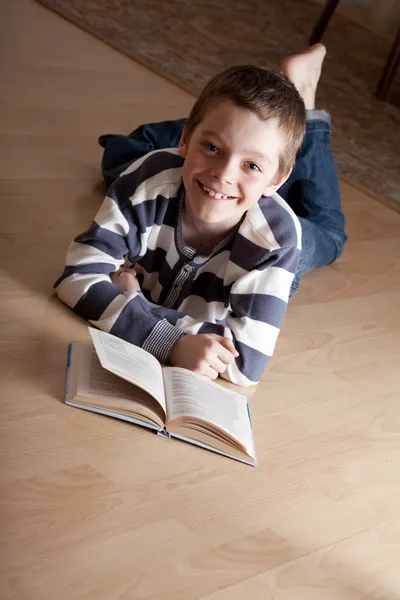 Çocuk reeding kitap — Stok fotoğraf
