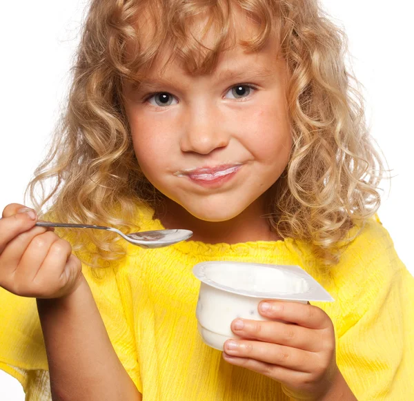 Το κοριτσάκι τρώει γιαούρτι. — Φωτογραφία Αρχείου